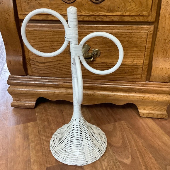 Vintage wicker facecloth small towel holder 16 1/4” tall - Picture 2 of 5